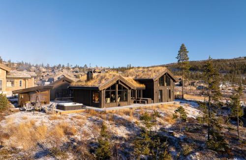 Vikberget House | Ny og moderne hytte med sauna, jacuzzi og eget spillrom med biljard og dart Gratis elbillading og strøm inkludert i prisen