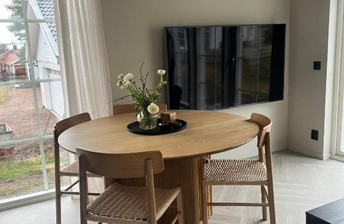 Vimmerby House | Nybyggd gäststuga med gångavstånd till badplats