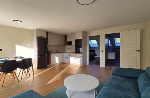Vimmerby Apartment | Nybyggd & modern lägenhet nära Astrid Lindgrens Värld balkong, parkering & trädgårdsutsikt