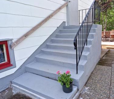 Munkedal Apartment | Nyrenoverad lägenhet centralt, nära till kust och natur