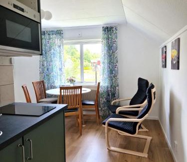 Munkedal Apartment | Nyrenoverad lägenhet centralt, nära till kust och natur