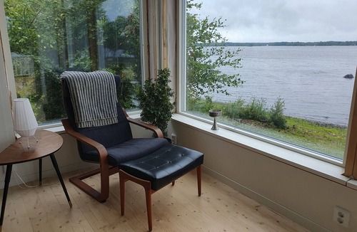 Almhult Cabin | Nyrenoverad och Tillbyggd Stuga med Panoramafönster vid Möckelns Strand, Älmhult