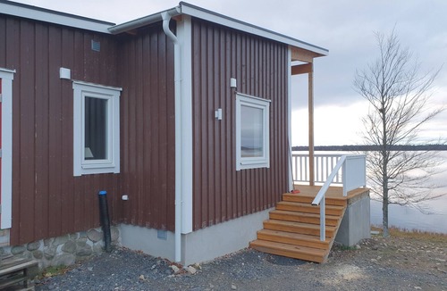 Almhult Cabin | Nyrenoverad och Tillbyggd Stuga med Panoramafönster vid Möckelns Strand, Älmhult