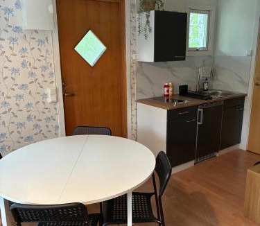 Jarlasa House | Nyrenoverad stuga mellan två sjöar