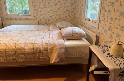 Jarlasa House | Nyrenoverad stuga mellan två sjöar