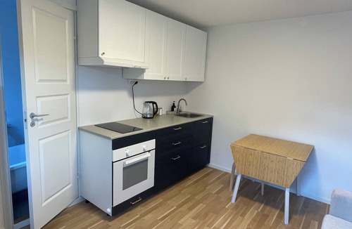 Jordbro Apartment | Nyrenoverad tvårumslägenhet i ett vackert villaområde
