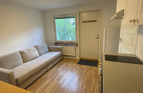 Jordbro Apartment | Nyrenoverad tvårumslägenhet i ett vackert villaområde