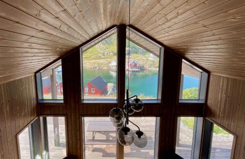 Ballstad House | Oceanfront Cabin in Lofoten with Panoramic View