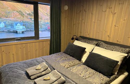 Ballstad House | Oceanfront Cabin in Lofoten with Panoramic View