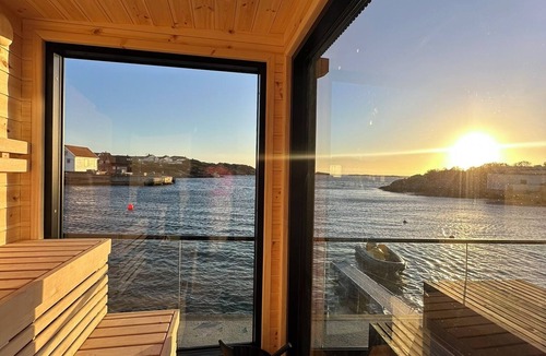 Saeveland House | Oceanfront Luxury Retreat | Jacuzzi, Sauna & Panoramic Views