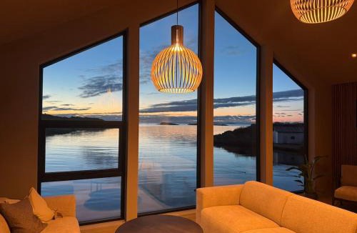 Karmoy House | OceanView Karmoy Jacuzzi, Sauna & Sea Views