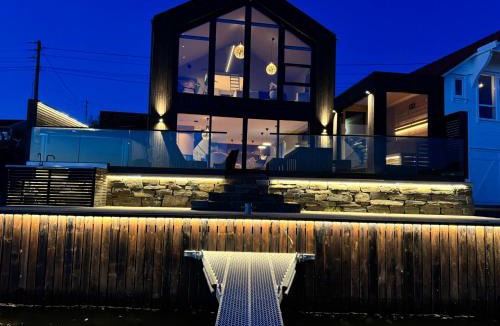 Karmoy House | OceanView Karmoy Jacuzzi, Sauna & Sea Views