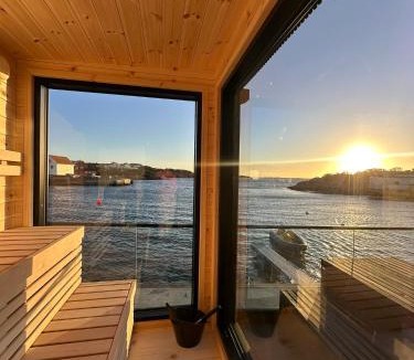 Karmoy House | OceanView Karmoy Jacuzzi, Sauna & Sea Views