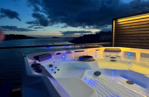 Karmoy House | OceanView Karmoy Jacuzzi, Sauna & Sea Views