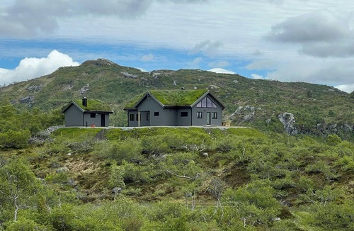 Valle House | Off-grid cabin with mountain views