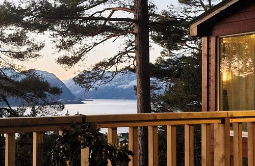 Glomset House | Offgrid cottage with fjord view near Emblemsanden