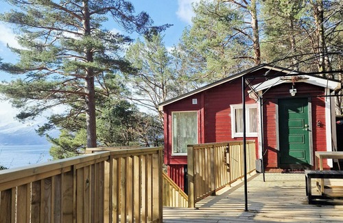 Glomset House | Offgrid cottage with fjord view near Emblemsanden