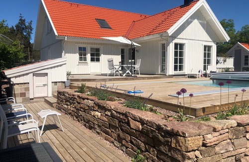 Stora Ror Villa | Ölandsvilla with heated pool and full comfort.