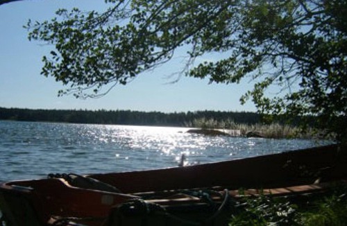 Bergshamra Other | Older cottage by the lake with a boat in Roslagen