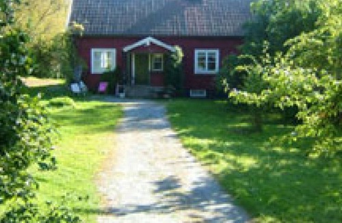Bergshamra Other | Older cottage by the lake with a boat in Roslagen
