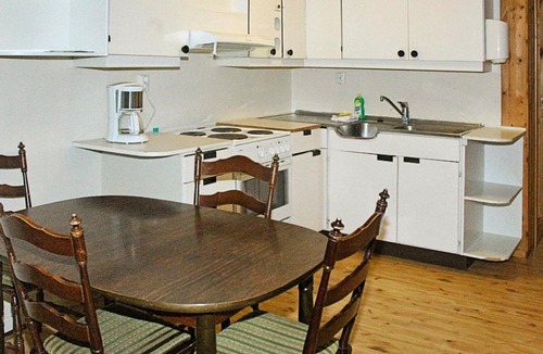 Luster Apartment | One-Bedroom Holiday home in Høyheimsvik