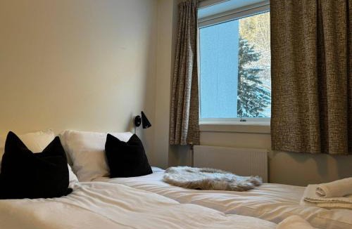 Vossestrand Apartment | Oppheim Resort - Pool, Sauna & Lake!
