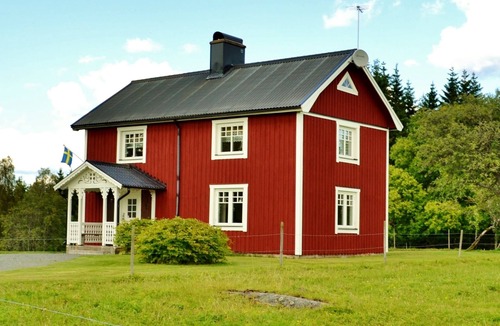Savsjo House | Outdoor place with furniture and barbeque, boat in lake