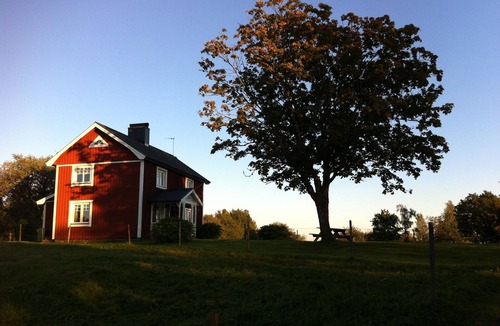 Savsjo House | Outdoor place with furniture and barbeque, boat in lake