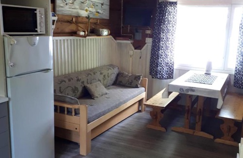 Lapinlahti Ski Chalet | Pääsky Schwalbe-cabin by crater lake