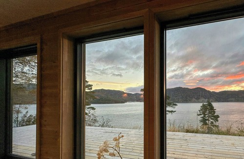 Lund House | Panoramic cabin by Lake Lundevannet