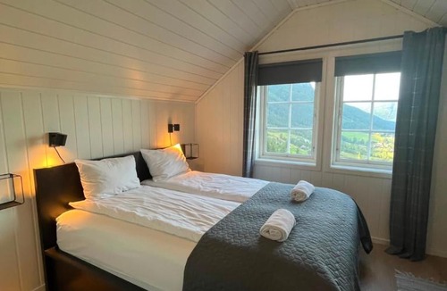 Skulestad Ski Chalet | Panoramic Mountain & Lake Views - Modern Large Chalet - Free Parking