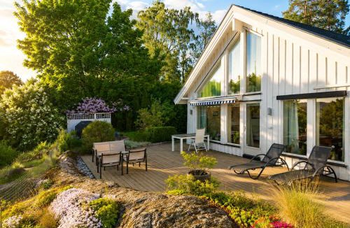 Nesoddtangen House | Panoramic Oslofjord Views with Private Beach Hut