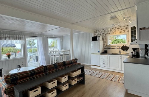 Sjotorp House | Panoramic view at the shore of Lake Vänern