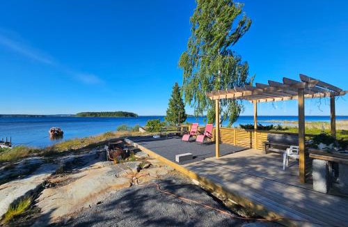 Logdea House | Paradise cottage w sea view in Brännöviken 5, Lögdeå