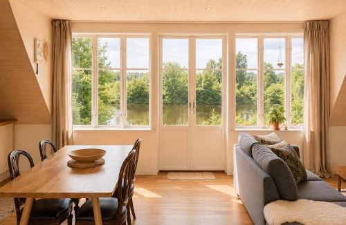 Storlinge Apartment | Peaceful loft apartment by the pond