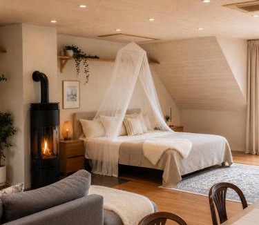 Storlinge Apartment | Peaceful loft apartment by the pond