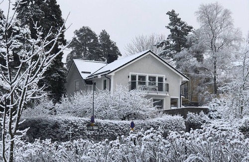 Hallonbergen Condo | Petfriendly part of a house with a garden