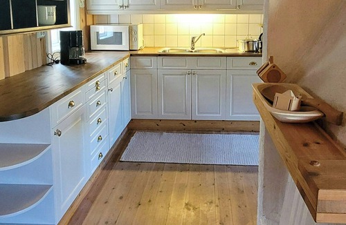 Volda House | Pine cabin with rowing boat in Bjørkedalen