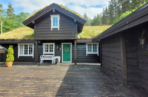Volda House | Pine cabin with rowing boat in Bjørkedalen