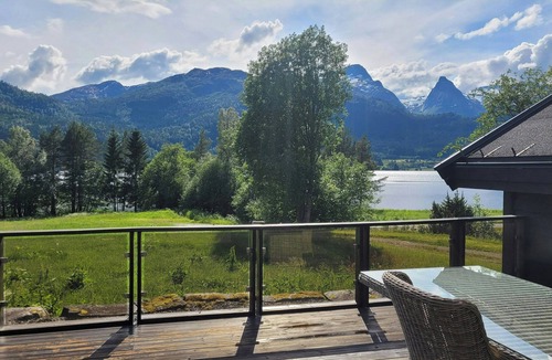 Volda House | Pine cabin with rowing boat in Bjørkedalen