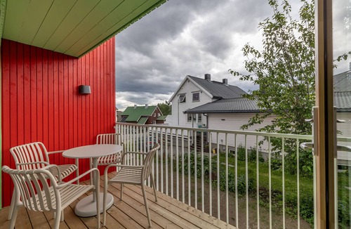 Tromso House | Pinewood Urban Green Lodge