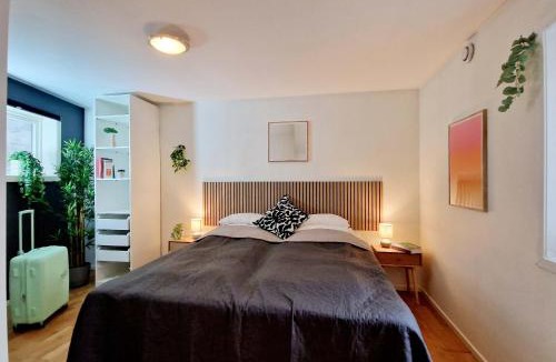 Engen Apartment | Prime location amazing king bed colorful oasis
