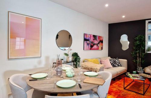 Engen Apartment | Prime location amazing king bed colorful oasis