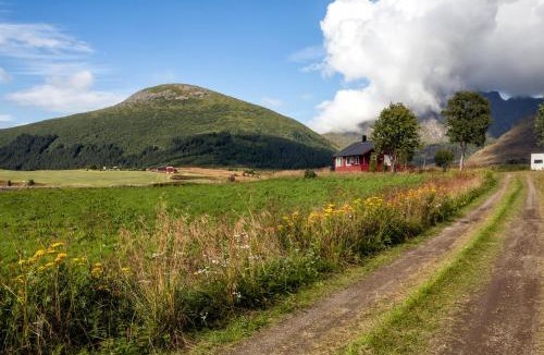 Vestvagøy House | Private cabin by the sea, Lofoten