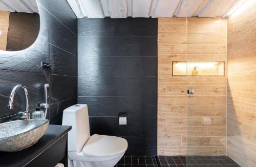 Jamsa House | Private Himosranta Glass Suite & Jacuzzi