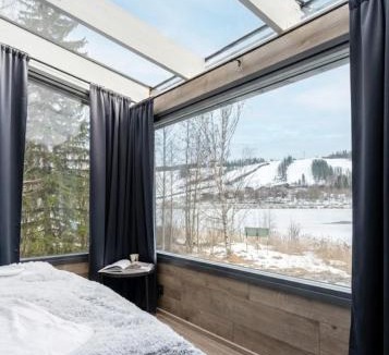 Jamsa House | Private Himosranta Lake View Glass Suite