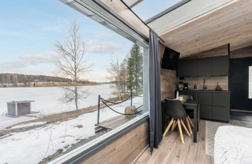 Jamsa House | Private Himosranta Lake View Glass Suite
