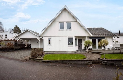 Sjomarken House | Private room nearby lake with view to the garden