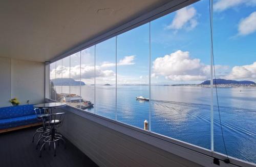 Alesund House | Private room in central homestay apartment with sea view
