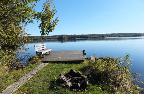 Sjuhult House | Public property w/tradition by the lake for nature lovers, fishers & canoeists